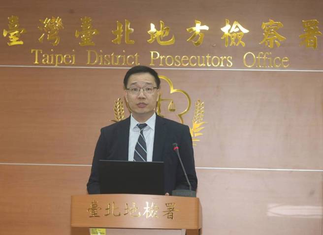 新竹市长高虹安在2022年大选期间，遭检举涉嫌诈领立委助理费约60万元，另外又遭资策会控告，将任职期参与的研究成果，拿去登记到民间公司名下，分别涉嫌贪污、背信等罪，台北地检署侦查终结，襄阅检查官蔡伟逸宣布起诉高虹安。（陈君玮摄）