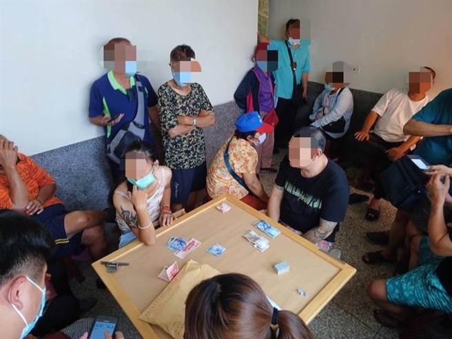 高雄岡山梓官警方於8月13日偵破一個天九牌賭場。（翻攝照片／林瑞益高雄傳真）