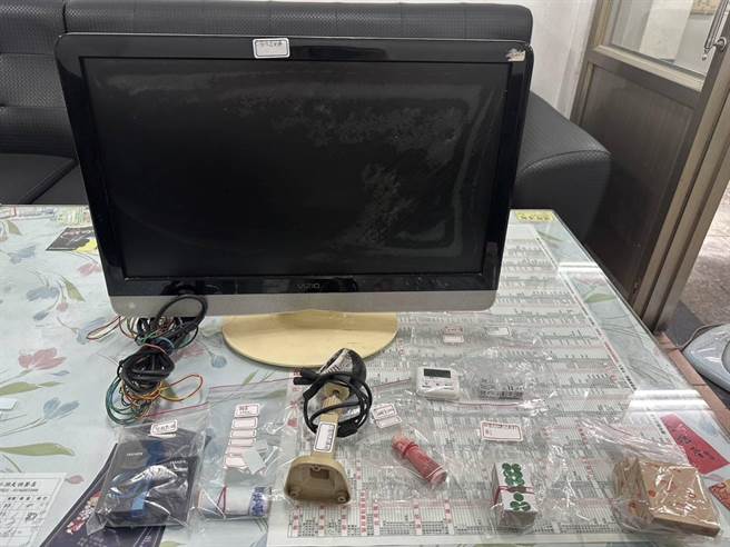 高雄岡山梓官警方於8月13日偵破一個天九牌賭場，起出天九牌、賭資等證物。（翻攝照片／林瑞益高雄傳真）