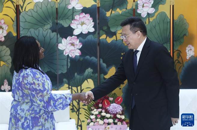 8月13日，新华社社长傅华（右）在北京会见美联社社长兼首席执行官维拉辛汉姆。（图／新华社）