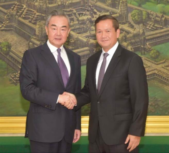 當地時間2023年8月13日，柬埔寨現任首相洪森的兒子、候任首相洪瑪奈在金邊會見到訪的中共中央政治局委員、外交部長王毅。（中國外交部官網）