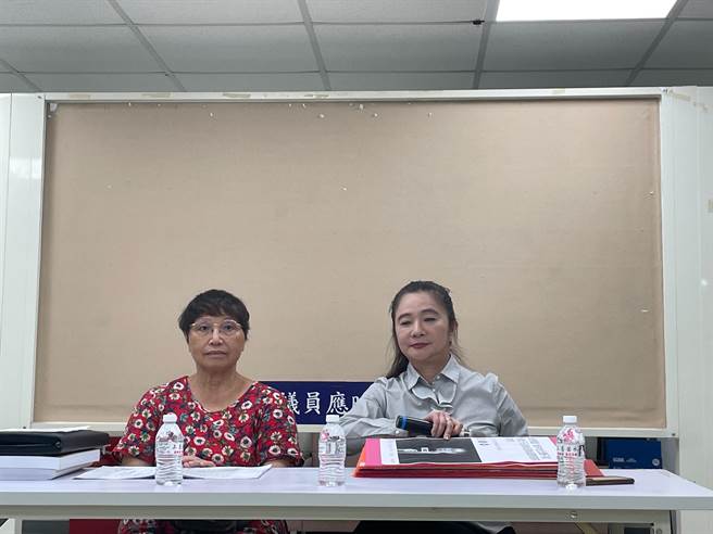 南海控股近來引起討論，國民黨台北市議員應曉薇（右）表示，南海控股絕對是陸資，且資本額僅1000萬，竟想標下600億元雙子星聯開案標案。（劉彥宜攝）