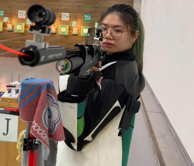 2019拿坡里世大運10公尺空氣步槍銅牌得主林穎欣於公西靶場備戰情形。（體育署提供）