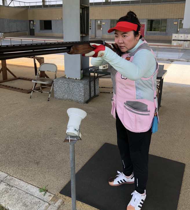 擁有4屆奧運參賽資歷，中華隊女子不定向飛靶項目及目前世界排名第8名林怡君於公西靶場備戰情形。（體育署提供）