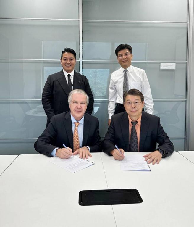（永立榮董事長簡奉任(前右)、VLSC董事長Dr. Martin Braun(馬丁 布蘭)(前左)、永立榮總經理黃效民(後右)、VLSC創辦人共同創辦人暨業務發展經理吳治衡(後左)。圖／業者提供）