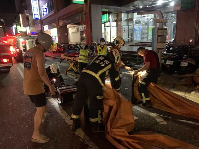 龜山消防分隊隊員賴柏仁休假見女子呆坐女兒牆，立刻停車協助救援。(翻攝照片／蔡依珍桃園傳真)