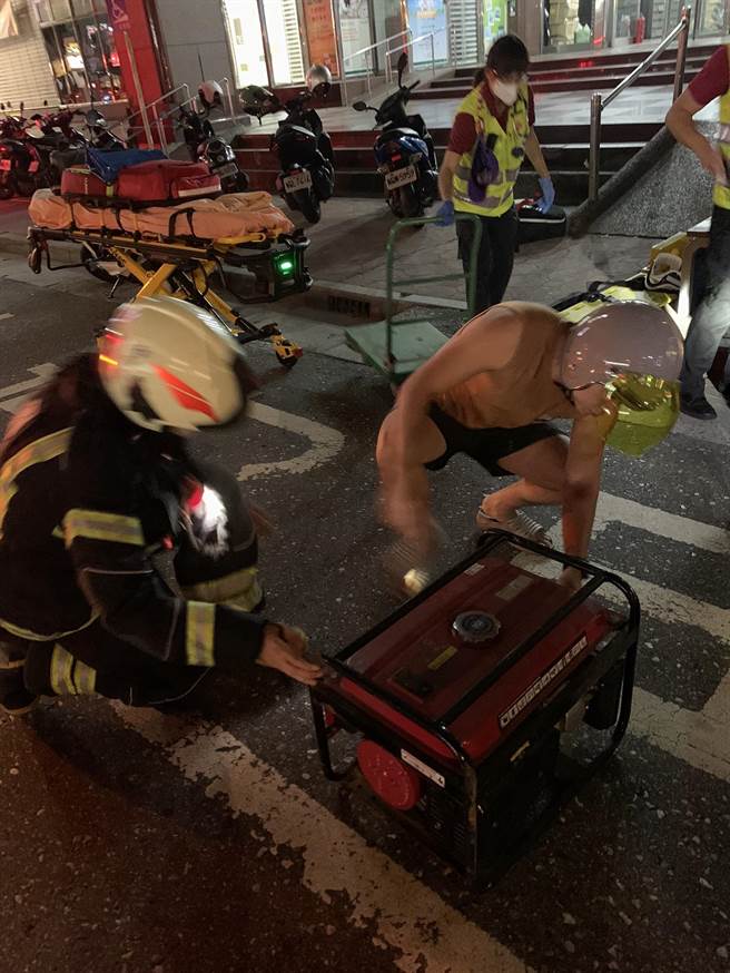 龜山消防分隊隊員賴柏仁休假見女子呆坐女兒牆，立刻停車協助救援。(翻攝照片／蔡依珍桃園傳真)