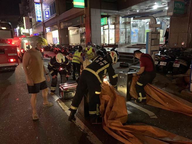 龜山消防分隊隊員賴柏仁休假見女子呆坐女兒牆，立刻停車協助救援。(翻攝照片／蔡依珍桃園傳真)