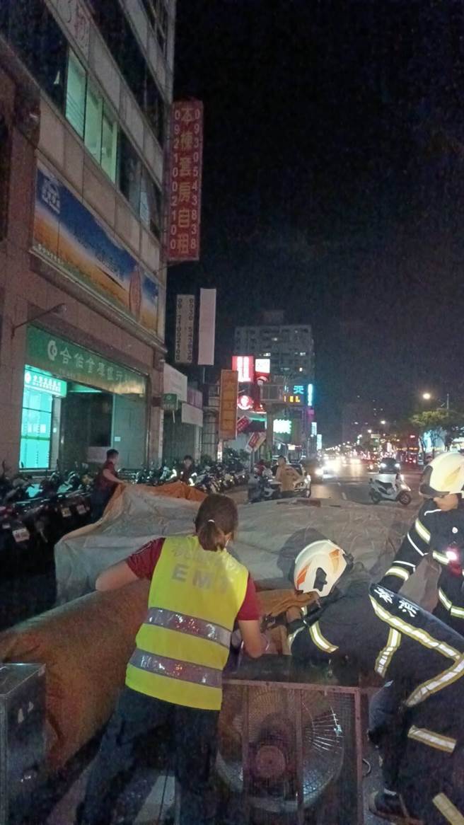 龜山消防分隊隊員賴柏仁休假見女子呆坐女兒牆，立刻停車協助救援。(翻攝照片／蔡依珍桃園傳真)