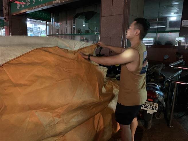 龜山消防分隊隊員賴柏仁休假見女子呆坐女兒牆，立刻停車協助救援。(翻攝照片／蔡依珍桃園傳真)