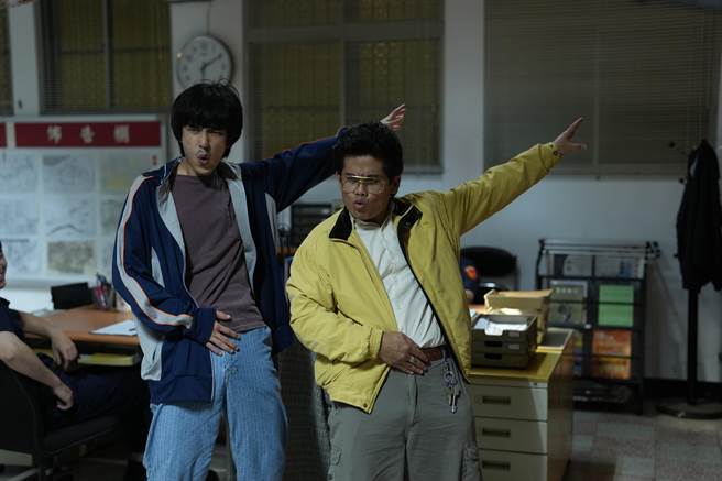 张再兴(右)饰演鬼大叔，曾敬骅(左)表示在片场常会从日常对话学习对方的语气精随。(甲上娱乐提供)