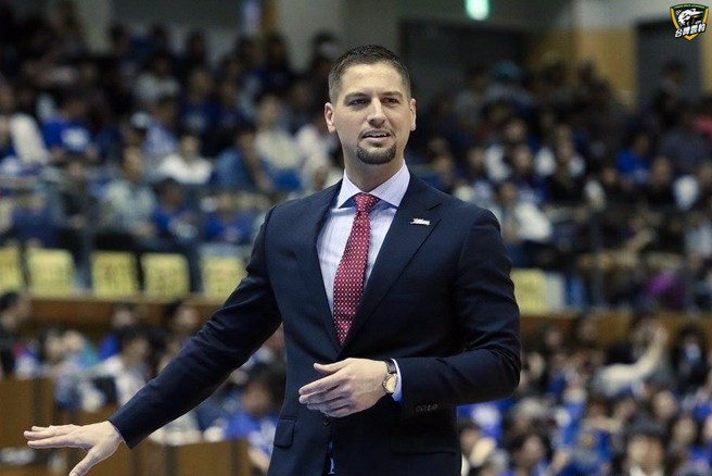 美籍教練歐森接下台啤雲豹兵符。(台啤雲豹提供)