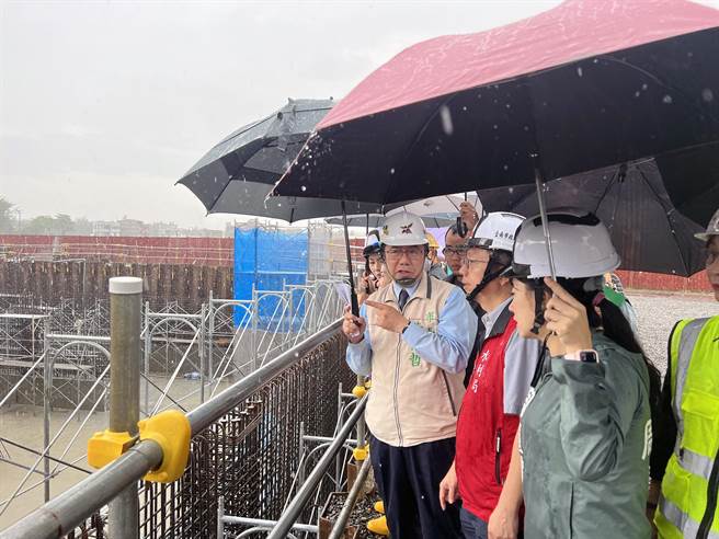 台南市长黄伟哲今天上午冒雨前往视察停20抽水站工程。（洪荣志摄）