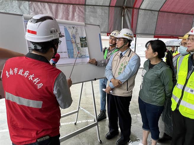台南市长黄伟哲听取市府水利局停20抽水站工程的简报。（洪荣志摄）