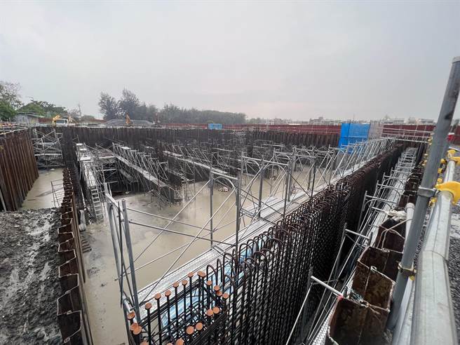 台南市首座结合停车空间的停20抽水站新建工程，目前工程进度26.10％。（洪荣志摄）