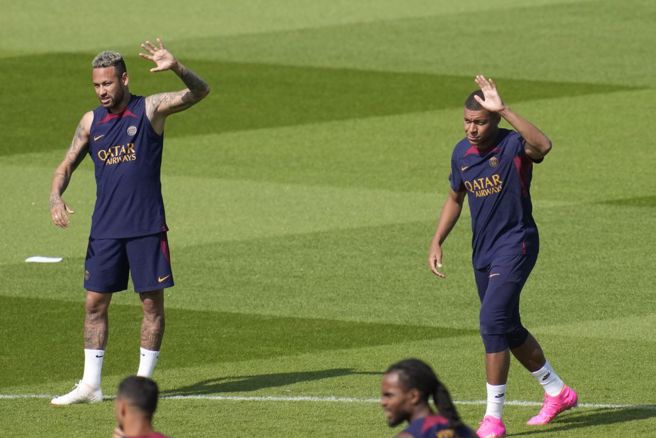 PSG明星前鋒內馬(左)、姆巴佩參與練球。（美聯社）