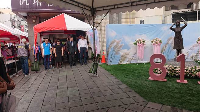 前总统马英九（右一）14日出席慰安妇追思会，现场默哀1分钟。（程炳璋摄）