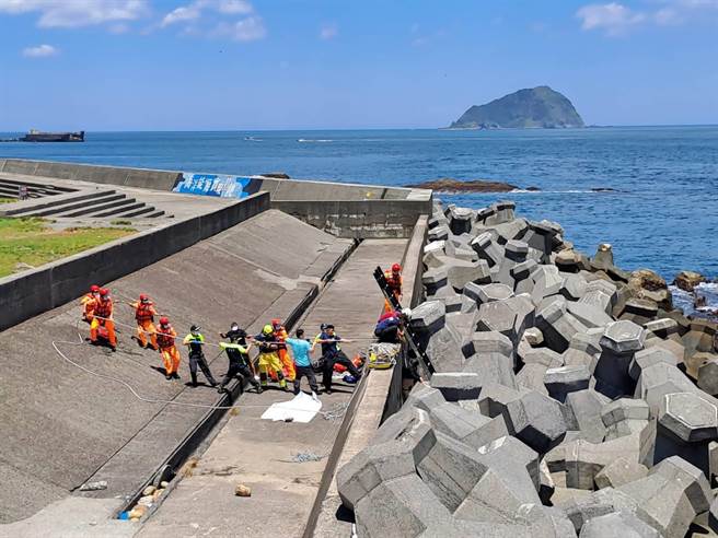 基隆市14日上午发生钓客疑似不慎失足坠海事件，警消及海巡协力将钓客的遗体打捞上岸。（读者提供／张志康基隆传真）