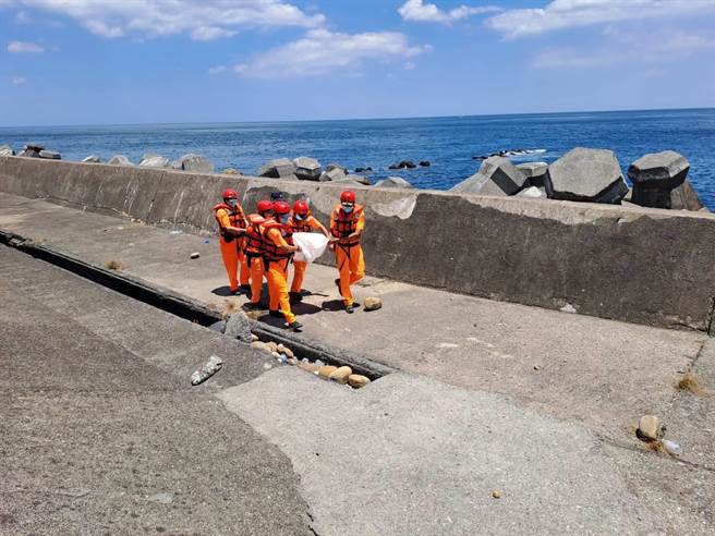 基隆市14日上午发生钓客疑似不慎失足坠海事件，警消及海巡协力将钓客的遗体打捞上岸。（读者提供／张志康基隆传真）