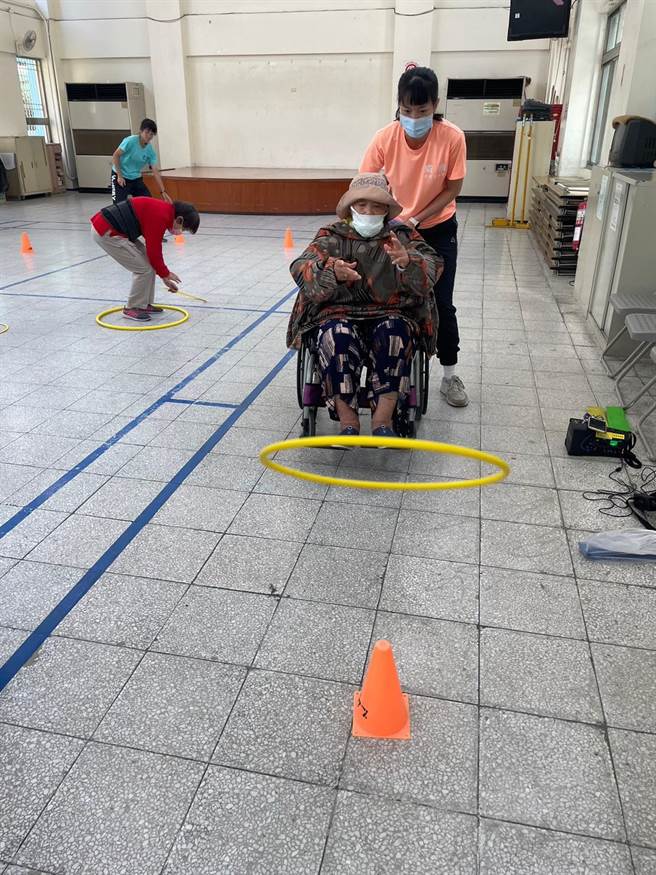 「巡迴运动指导」社区课程融入游戏。（新北市体育处提供）