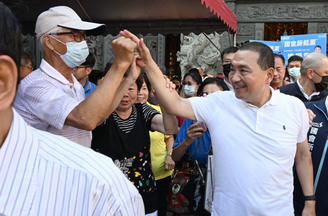 国民党总统参选人侯友宜（右）将竞选主轴拉回安居乐业与司法正义。（资料照，陈麒全摄）