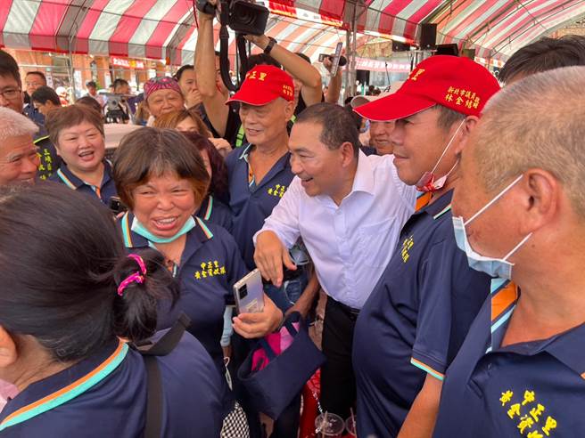 在地里長對侯友宜頻喊「總統好」。（王揚傑攝）