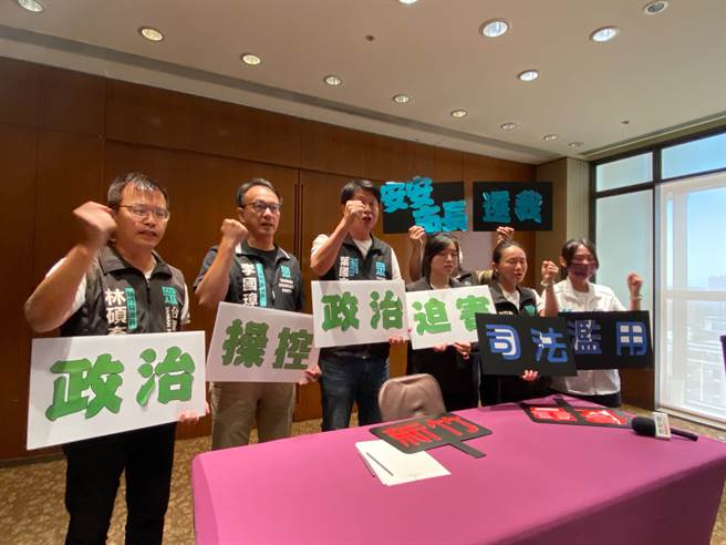 新竹市长高虹安遭北检起诉，高虹安今天中午于饭店举行记者会说明并回击北检，包括民眾党团及党籍人士、民眾支持者都到场声援，举牌大喊「滥用司法、政治迫害」。（陈育贤摄）