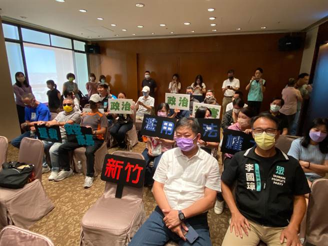 新竹市长高虹安遭北检起诉，高虹安今天中午于饭店举行记者会说明并回击北检，包括民眾党团及党籍人士、民眾支持者都到场声援，举牌大喊「滥用司法、政治迫害」。（陈育贤摄）