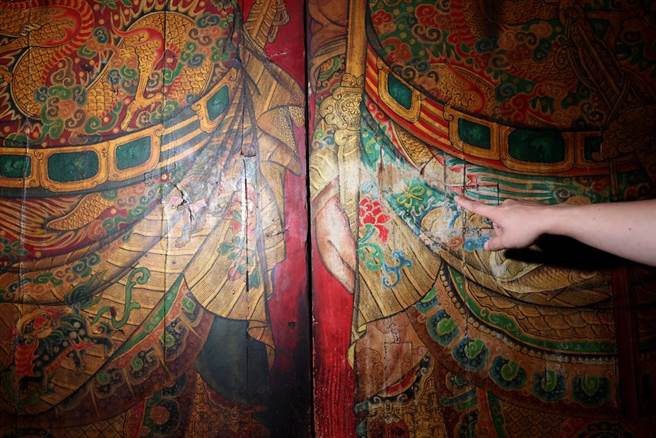 遭外籍男子破坏的为三川殿门神，是台南名师陈玉峰在1960年绘制而成。（黄世麒摄）