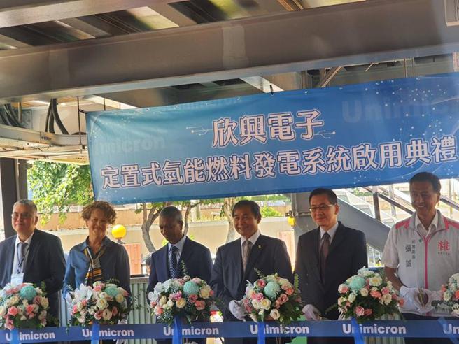 欣兴首座大型氢能燃料电池启用，董事长曾子章（左四）携手Bloom Energy总裁K.R Sridhar（左三）携手剪彩。（图／李淑惠。）