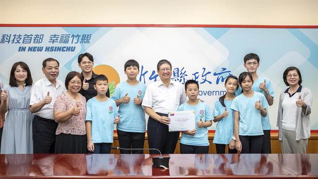 新竹县长杨文科（中）表扬兴隆国小直笛队在维也纳和阿姆斯特两个国际音乐比赛夺下第一名。（罗浚滨摄）