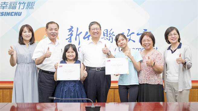 兴隆国小学生郭思函（右三）和十兴国小学生郭禹葳（左三）在阿姆斯特丹国际木笛节独奏组分获第三和第二名，县长杨文科特别表扬。（罗浚滨摄）