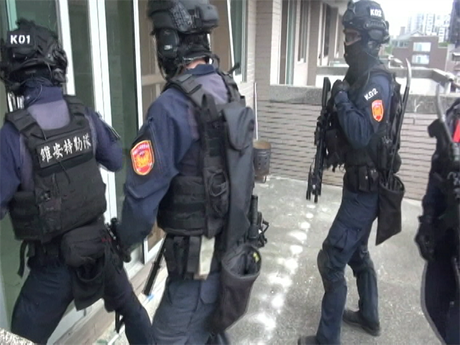 刑事局中打破获以吴姓男子为首的诈骗集团，查扣虚拟货币泰达币、波场币及现金30万元、笔电、手机等赃证物。(警方提供)