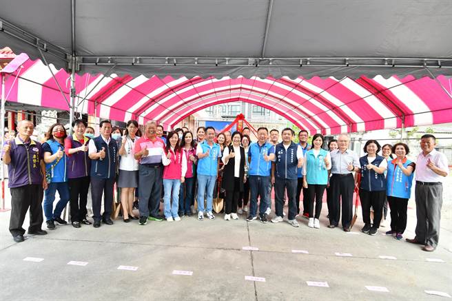 面前社区活动中心兴建工程动土典礼，4日上午在和美三顺宫旁举行，彰化县长王惠美、和美镇长林庚壬、三顺宫主委谢忠栗等人的见证下进行动土。（彰化县政府提供／吴建辉彰化传真）