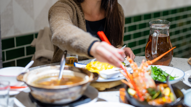 餐厅普遍都会额外收取10%服务费，一名男子质疑，10%服务费为何不直接加到售价。（图／示意图，达志影像）