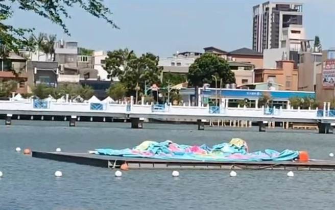 龙潭大池Hello Kitty来作客「消气」，网友戏称Kitty中暑了。（吕筱蝉摄）