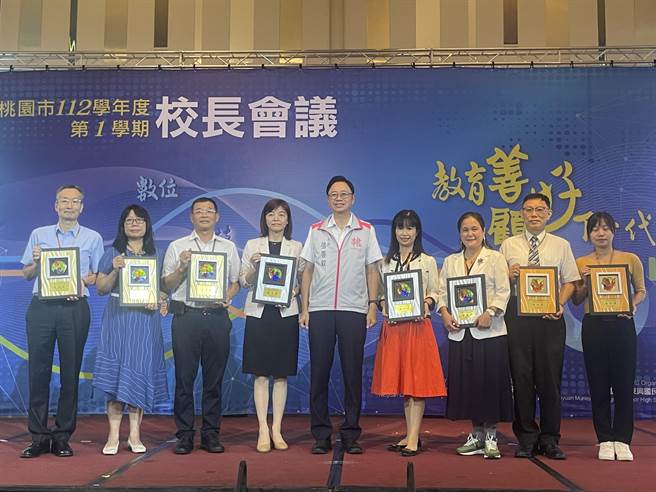 張善政赴校長會議，盼攜手校長、老師們培養桃市傑出下一代。（呂筱蟬攝）