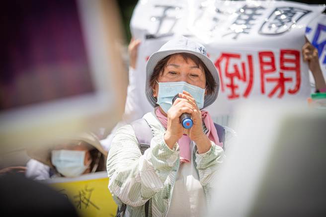 五互集团女总裁陈秋白14日上午现身高雄总部，现场爆发衝突。号称与陈秋白有革命情感的资深干部黄玉秀踢爆，陈秋白为了吸金、曾经大搞假动土典礼。6月份才向她借1000万元，她不惜挪用女儿化疗资金、东借西凑300万元借给陈秋白，但陈秋白拿了钱就消失。（袁庭尧摄）