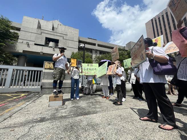 五互受害者自救会转往高雄地检署陈情抗议。（袁庭尧摄）