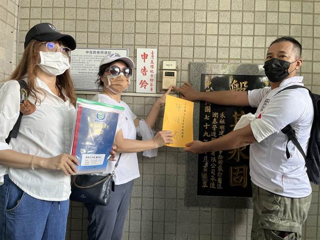 五互受害者自救会转往高雄地检署陈情抗议。（袁庭尧摄）