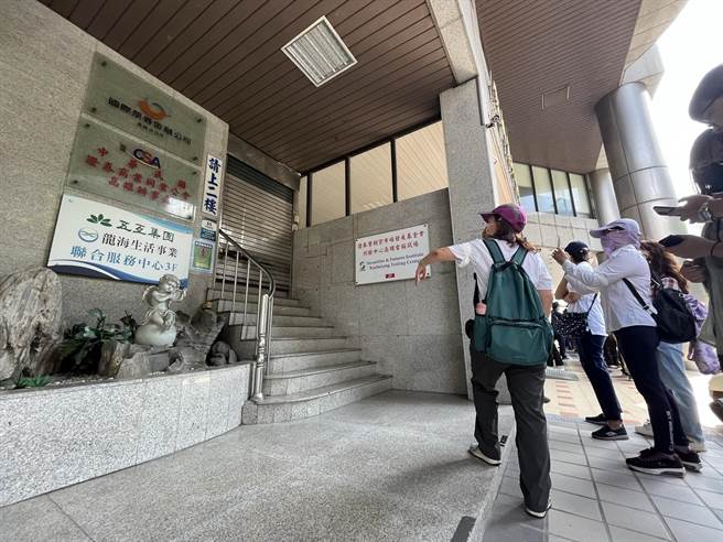 五互集团高雄总部一早大门深锁，企图阻挡自救会上楼。（袁庭尧摄）