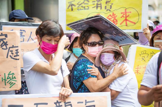 五互受害者自救会在总部门口泪诉受害经过，强调身家全在公司，几乎血本无归。（袁庭尧摄）