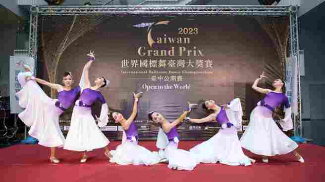 2022代表台中市参与全民运13岁以下单人团体队型舞金牌表演示范。（中华民国运动舞蹈推广协会）