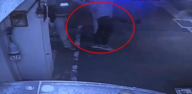 张立昂因酒醉疯狂，不停敲打邻居家门，警方到场制止仍不听，于是被上铐带回派出所管束。（永和警分局提供）