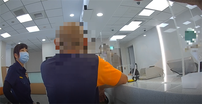 老翁欲将银行帐户的钱领光给网友投资，行员察觉有异紧急报警。（警方提供／陈淑娥台中传真）