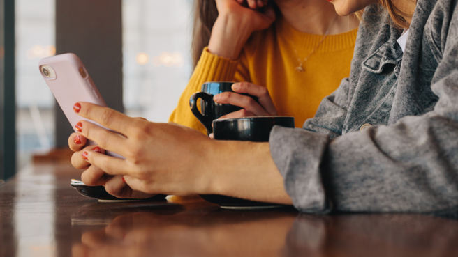 许多人都会使用LINE讯息和另一半表达情意。（示意图／达志影像）