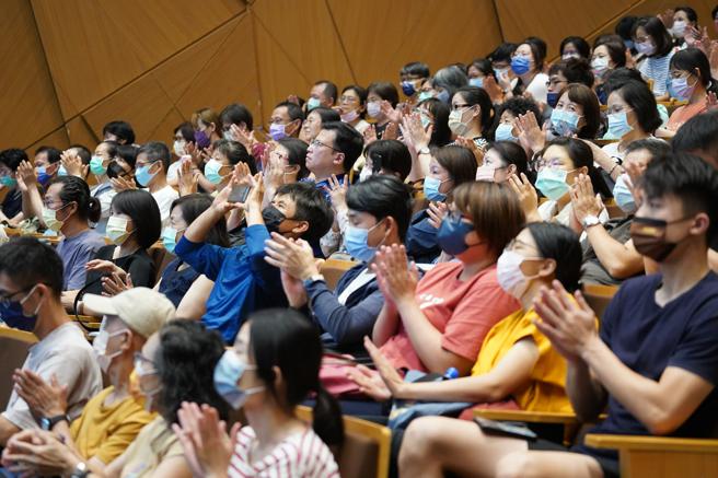 高雄市立图书馆总馆「城市讲堂」8月份爱情及理财讲座皆爆满（图片来源：高雄市文化局提供）
