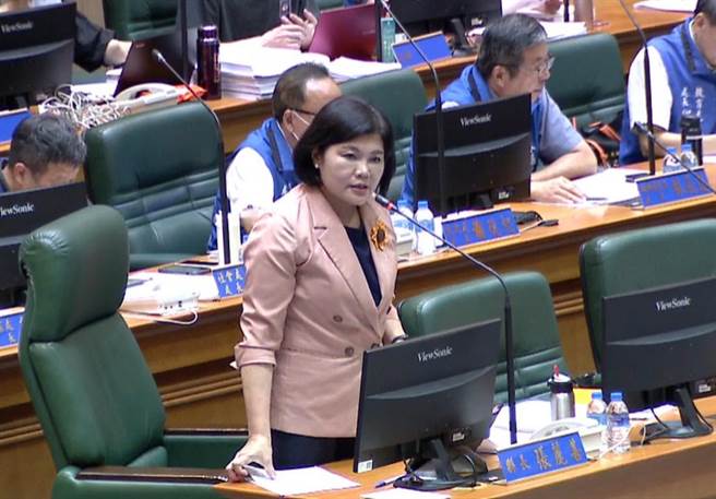 增加交通安全量能，雲林縣長張麗善（前）提議將工務處升格為交通工務局。（翻攝自雲林縣議會網頁／張朝欣雲林傳真）