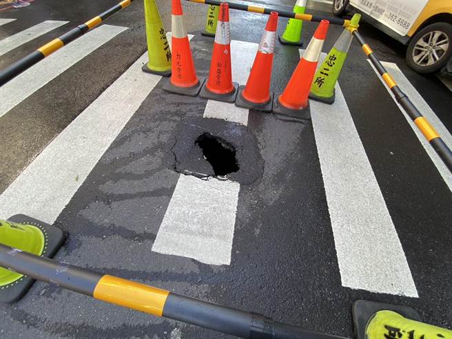 基隆市愛一路突現大洞，基隆市工務處表示，將於9月底前完成維修。（基隆市政府提供／張志康基隆傳真）