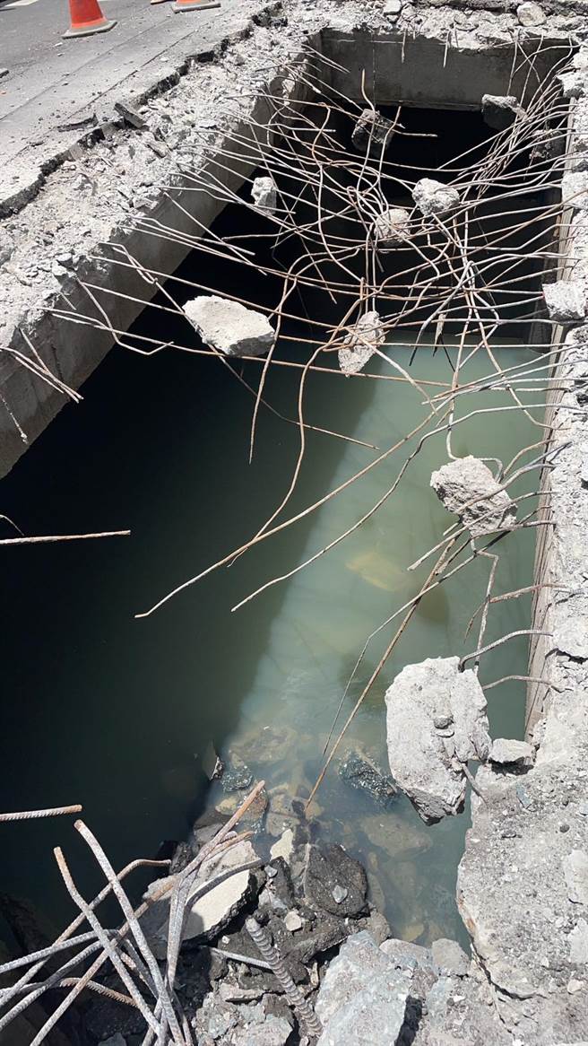 基隆市愛一路突現大洞，基隆市工務處表示，將於9月底前完成維修。（基隆市政府提供／張志康基隆傳真）